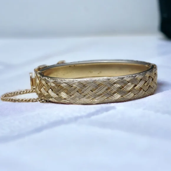 Vintage cross cross hinged bracelet with safety chain - Picture 1 of 7